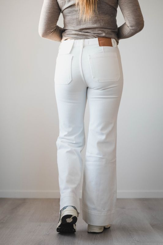 St Monica Low Natural White 