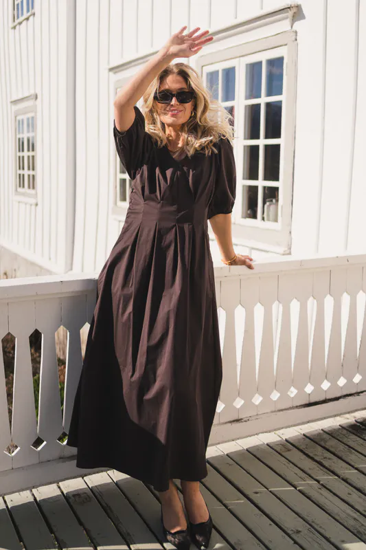 Poppy Pleat Dress Dark Brown 