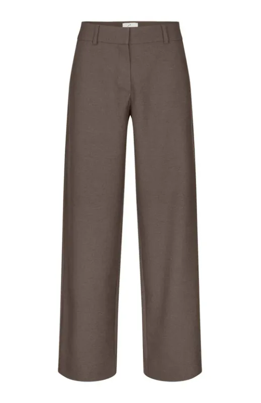 Dena 826 Mud Brown Regular 