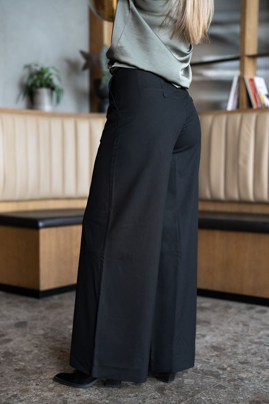 Laura 285 Black Regular 