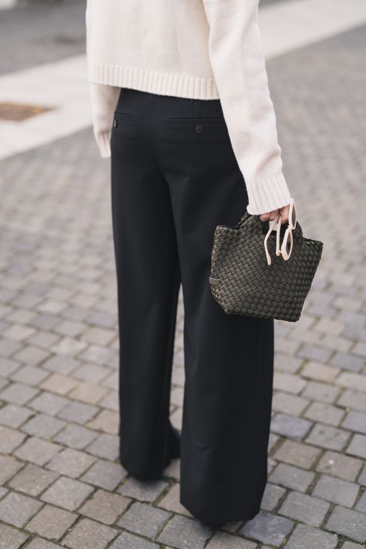 Laura 285 Black Regular 