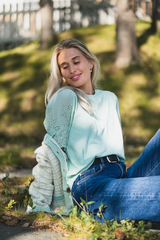 Lex SS Top W. Emb Sleeves Lichen 