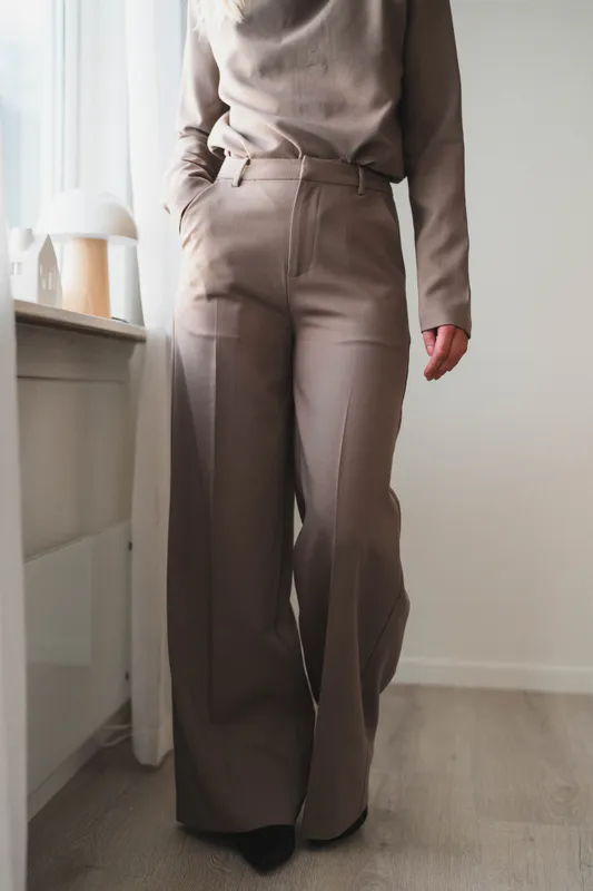 Reign Tailored Extra Wide Taupe Grey 