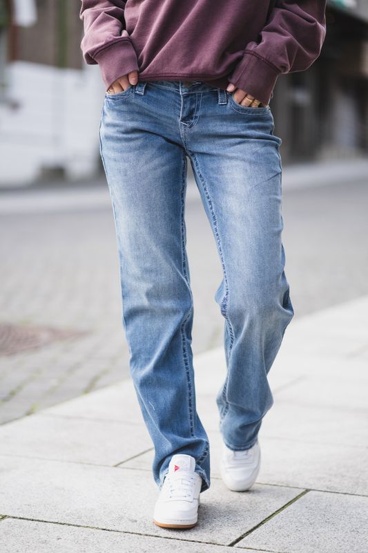 Sarah Low Rise Straight Medium Wash 