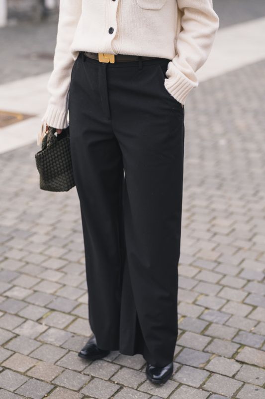 Laura 285 Black Regular 
